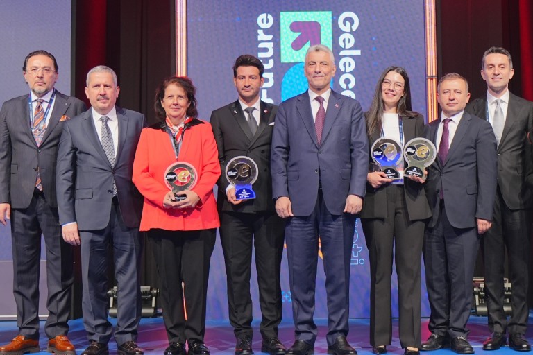 Ticaret Bakan Ömer Bolat tarafndan E-Ticaret Ekosistemine Fayda Ödülü Atakan Karataa Verildi